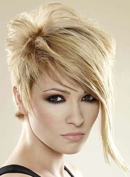 blond fryzura asymetryczna krótka, nowoczesna dla nastolatki zdjęcie-10